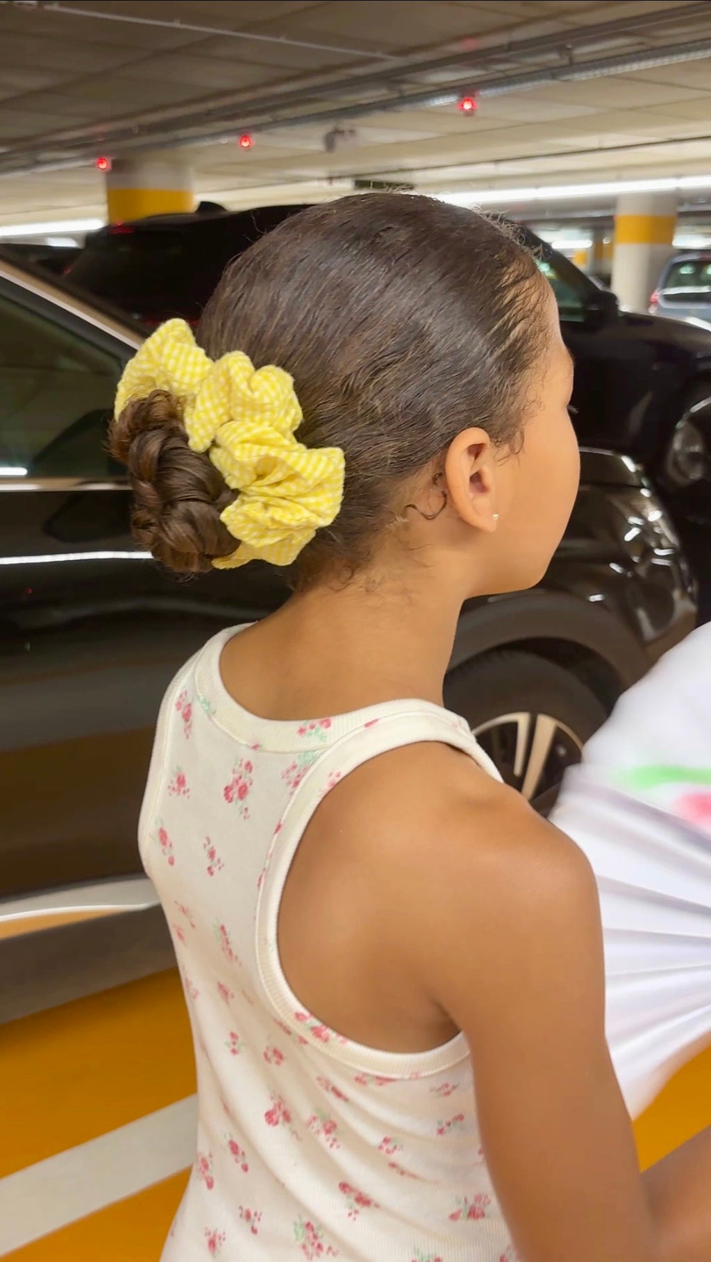 Chouchou élastique jaune — accessoire cheveux femme